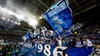 Der leidenschaftliche Fanblock des FC Porto schwenkt riesige blaue Fahnen mit Drachen-Motiven hinter einem großen „1986“-Banner.
